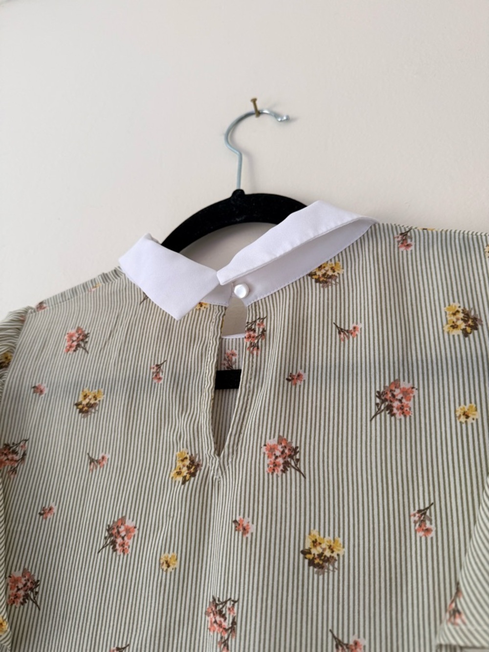 Peter Pan Collar Flutter-Sleeve Blouse Sage Green White Floral Size XL - NWOT - Picture 4 of 15